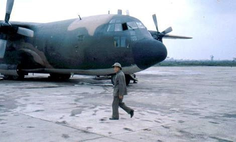 Tiếp đến phải kể tới loại vận tải cơ C-130 mà không quân của ta thu giữ được sau năm 1979. Biên chế Trung đoàn Không quân 918 lúc đó có 6 chiếc C-130, nhưng chỉ 4 chiếc đủ tiêu chuẩn bay an toàn. Nguồn ảnh: WarMuseum.