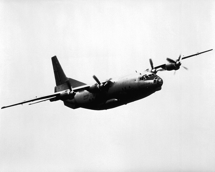 Tuy nhiên, không phải toàn bộ các máy bay An-12 đều được sử dụng để chuyển lính, một số lượng lớn An-12 chủ yếu được ta sử dụng để vận chuyển hàng hoá, trong đó có cả việc vận chuyển vũ khí, khí tài ra Nội Bài, sẵn sàng cho hậu cần khi cuộc xung đột leo thang. Nguồn ảnh: Wiki.