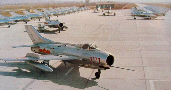 Tới năm 1979, máy bay chủ lực của Trung Quốc vẫn chỉ là J-6 - tức là phiên bản nội địa do Trung Quốc sản xuất của loại MiG-19 - một loại máy bay mà Việt Nam cũng từng sở hữu và quá quen thuộc cũng như có phần lỗi thời vào thời điểm đó. Nguồn ảnh: Sina.