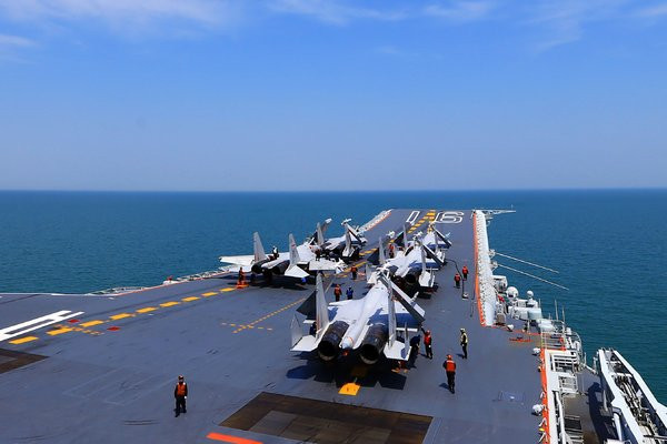 So với Mỹ - một quốc gia có sức mạnh hải quân lớn nhất thế giới và kinh nghiệm tác chiến dày dặn hàng trăm năm, Hải quân Trung Quốc rõ ràng sẽ chịu lép vế hơn rất nhiều. Bản thân phía Trung Quốc cũng khẳng định nhân tố con người sẽ đóng một vai trò quyết định trong chiến tranh vậy nên sẽ rất khó Trung Quốc có thể vượt mặt được Mỹ trong khía cạnh "nhân tố con người này". Nguồn ảnh: Drive.