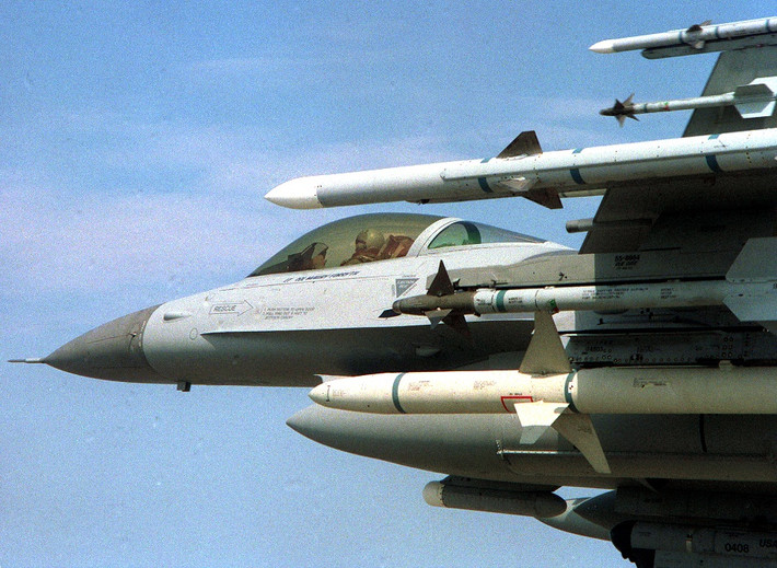 Về trang bị, F-16 có vũ khí chính là 1 khẩu pháo tự động 20mm loại 6 nòng với cơ số đạn dự trữ là 511 viên. Ngoài ra chiếc máy bay này còn có tổng cộng tới 11 giá treo vũ khí các loại. Nguồn ảnh: Pinterest.