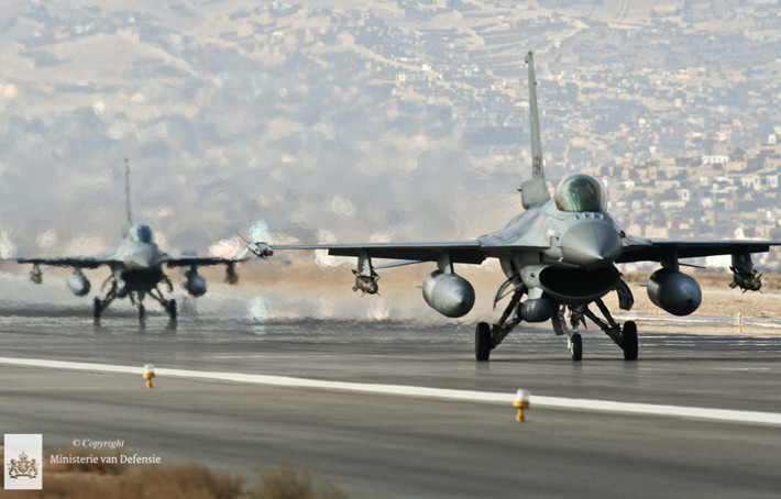 Với nhiệm vụ không đối đất hay cường kích, chủ yếu chiếc F-16 sẽ sử dụng khẩu pháo chính 20mm của mình kèm theo đó là cấu hình 6 tên lửa AGM-65 hoặc 4 tên lửa AGM-88 hoặc một tên lửa không đối đất AGM-158. Nguồn ảnh: Vandef.