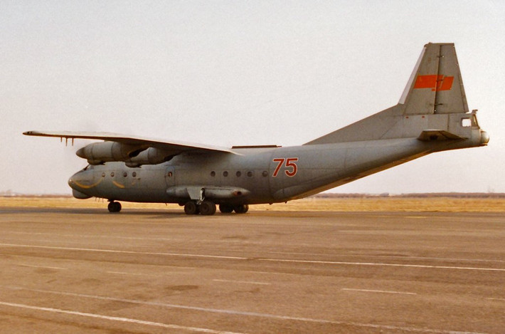 An-12 là loại máy bay vận tải hạng trung, có tốc độ cao và đặc biệt là phi công Liên Xô có trình độ rất tốt. Thời gian bay của An-12 từ Tân Sân Nhất tới Nội Bài chỉ mất 2 tiếng và loại máy bay này được sử dụng với công suất tối đa. Nguồn ảnh: Fotop.