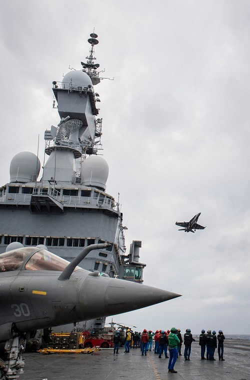 Charles de Gaulle có lượng giãn nước chỉ 42.000 tấn chưa bằng một nữa so với USS Dwight D.Eisenhower, nó được trang bị hai lò phản ứng Areva K15 áp lực nước (PWR) có công suất 32MW mỗi chiếc đi kèm với đó là hệ thống tuabin hơi nước Alstom có công suất 61MW. Thời gian hoạt động trên biển của nó là 45 ngày với thủy thủ đoàn 1.350 người, 600 nhân viên phục vụ trên boong tàu kể cả phi công, 800 biệt kích nếu cần thiết và 500 tấn đạn dược các loại. Nguồn ảnh: Navy Recognition.