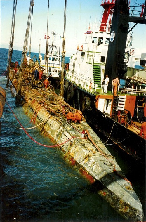Sở dĩ nói như vậy bởi tàu ngầm U-boat U-534 hoàn toàn không có khả năng chiến đấu. Nó cũng không được trang bị vũ khí đầy đủ cho một kế hoạch tấn công nào đó khi rời khỏi bến cảng tại Oresund Elsinore, Đan Mạch tiến ra Đại Tây Dương. Trong ảnh là quá trình trục vớt U-534 vào năm 1993 được hỗ trợ bởi triệu phú Karsten Ree. Nguồn ảnh: The Vintage News.