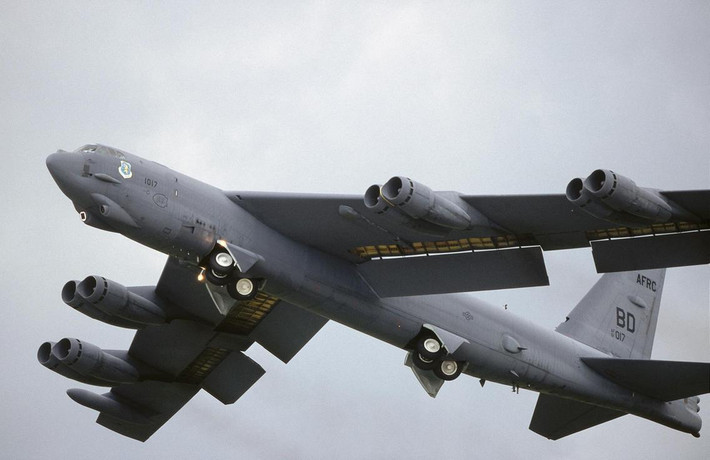 B-52H hiện tại là bản máy bay ném bom B-52 hiện đại nhất trong tay Không quân Mỹ. So với các phiên bản B-52 từng bị bắn rụng ở miền Bắc Việt Nam, B-52H ngày nay của Mỹ gần như đã lột xác hoàn toàn, trở thành một loại máy bay mới nhưng vẫn nằm gọn trong vỏ của chiếc B-52 ngang tàn ngày nào từng định cho Hà Nội về thời đồ đá. Nguồn ảnh: BI.