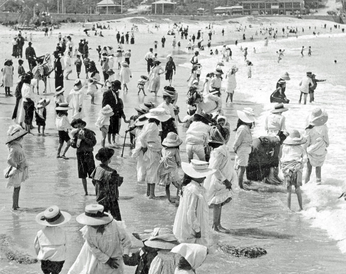 Vào cái thời mà Bikini chưa ra đời thì đây là cách các quý cô đi biển. Nguồn ảnh: Theatlantic.