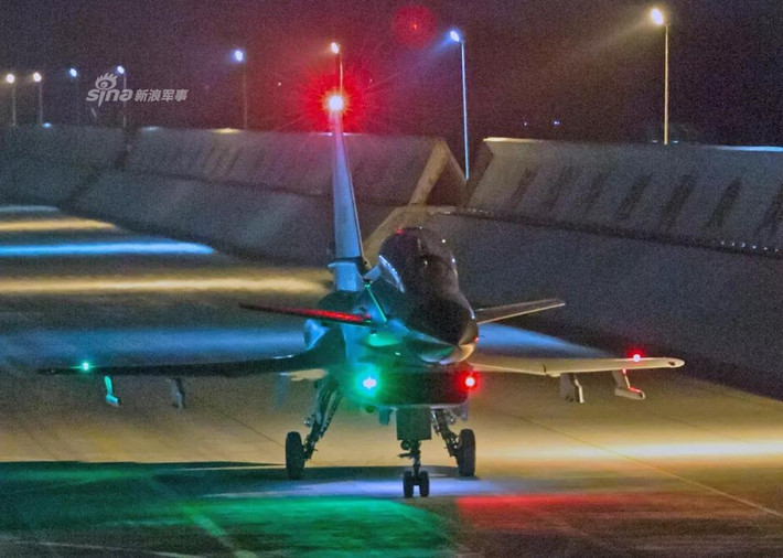 Tổng cộng trong biên chế của Không quân Trung Quốc có 6 phiên bản J-10 khác nhau, bao gồm J-10A là phiên bản cơ bản nhất, J-10S là bản huấn luyện có hai ghế, J-10B là bản cải tiến với động cơ mới và radar chủ động kiểu mới, J-10C là bản cải tiến của J-10B tương thích với PL-15. Nguồn ảnh: Sina.