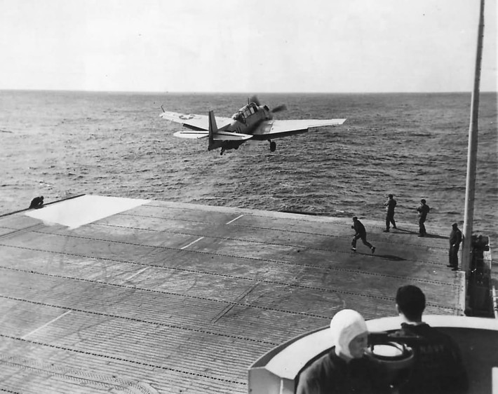 Ngày 2/5/1964 tàu USNS Card khi đó đang neo đậu tại Cảng Sài Gòn - Cảng tiếp nhận vũ khí, khí tài lớn bậc nhất miền Nam và được canh phòng cực kỳ nghiêm ngặt. Theo các thông tin tình báo ta có được, tàu USNS mang theo 100 máy bay, nhiều vũ khí hạng nặng và đủ loại hàng hoá khác phục vụ cho lính Mỹ và đồng minh ở Miền Nam Việt Nam. Nguồn ảnh: USnavy.