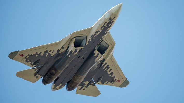 Đây được coi là loại chiến đấu cơ đối trọng của Nga với F-22 Raptor của Mỹ. Giống với F-22, Su-57 được trang bị lớp vỏ bọc hấp thụ sóng radar giúp nó có thể tàng hình trước các loại sóng radar của đối phương. Nguồn ảnh: Sputnik.
