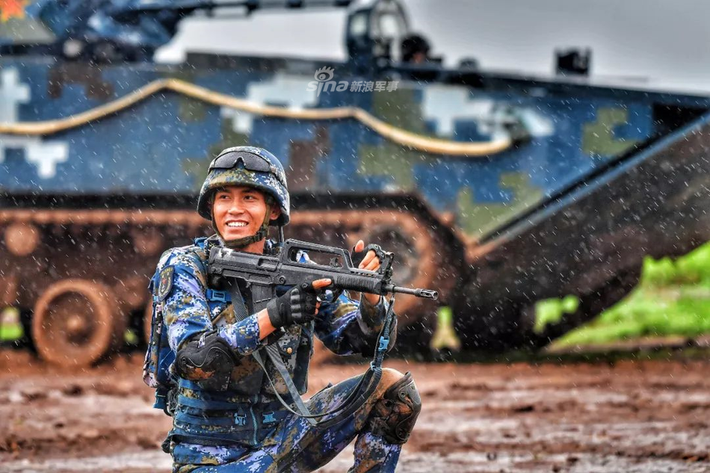 Hải quân Đánh bộ Trung Quốc cũng sử dụng khẩu QBZ-95 - khẩu súng trường tấn công kiểu bullpup tiêu chuẩn của Lục quân Trung Quốc. Nguồn ảnh: Sina.