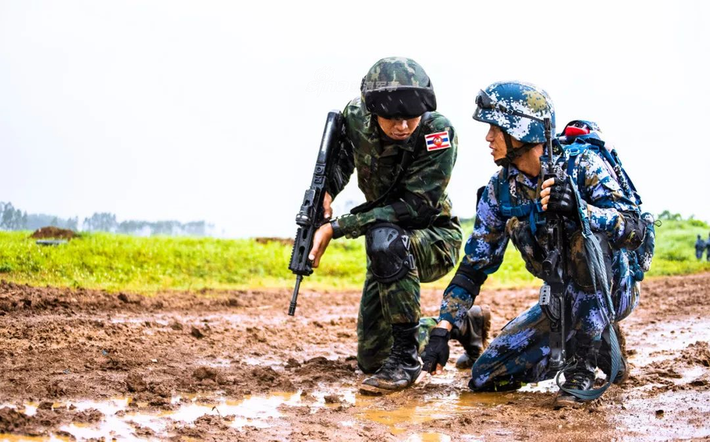 Lính Thái Lan và lính Trung Quốc trên thao trường huấn luyện chung. Nguồn ảnh: Sina.
