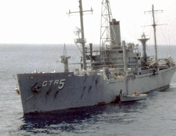 Các tàu phóng lôi của Israel phóng tổng cộng năm quả ngư lôi về phía USS Liberty kèm theo đó là đủ mọi loại hoả lực súng máy hạng nhỏ xả về phía con tàu này. May mắn cho tàu USS Liberty là trong số năm quả ngư lôi này chỉ một quả duy nhất trúng mục tiêu, cả bốn quả còn lại đều trượt. Nguồn ảnh: Archive.