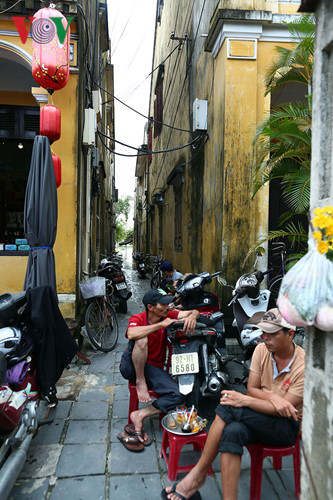 Một con hẻm trên đường Nguyễn Thái Học- phía sau nước lũ đã lên.