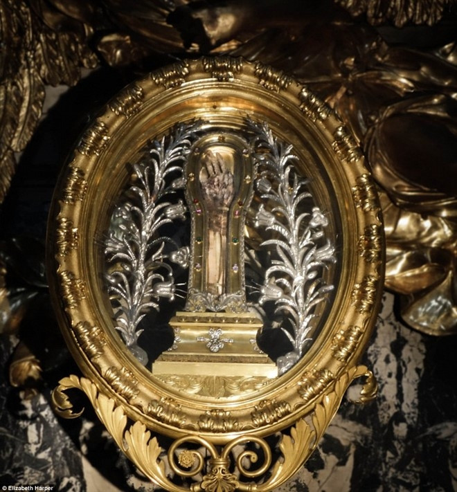 Nếu tới nhà thờ Gesu ở Rome, du khách sẽ thấy một cánh tay trong bộ khung bằng đồng trên tường. Đó là cánh tay của Thánh Francis Xavier. Cánh tay này là bộ phận duy nhất không phân hủy trên thi thể của vị thánh.