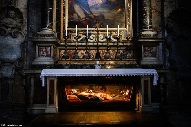 Thi thể Thánh Giovanni da Triora bên dưới bệ thờ Thiên đường của nhà thờ Thánh Mary tại Rome.