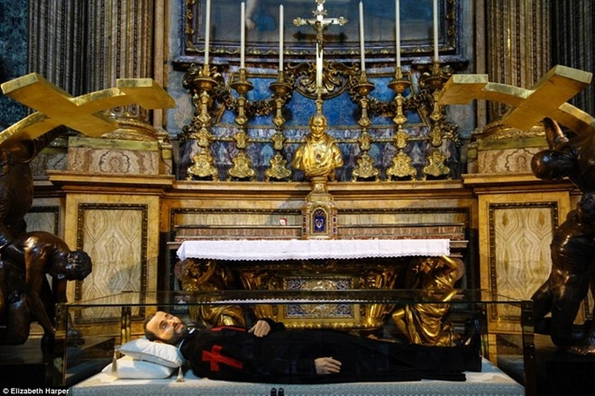 Hình nộm bằng sáp của Thánh Camillus de Lellis. Thi hài của ông nằm trong hầm mộ bên dưới hình nộm và không ai biết thi thể của ông phân hủy hay không.