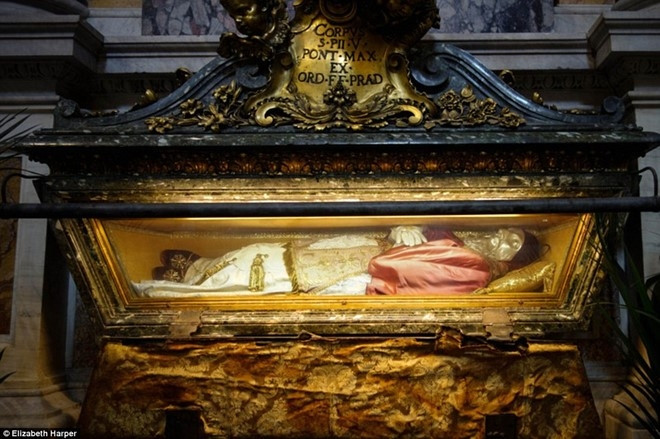 Giáo hoàng Pius V qua đời vào năm 1572. Thi hài của ông được bọc trong lớp vỏ bằng bạc và nằm trong nhà thờ Santa Maria Maggiore. Hiện tại Giáo hội Công giáo không còn coi tử thi bất hoại là dấu hiệu của phép màu, song vẫn cho rằng đó là đặc ân của Chúa.
