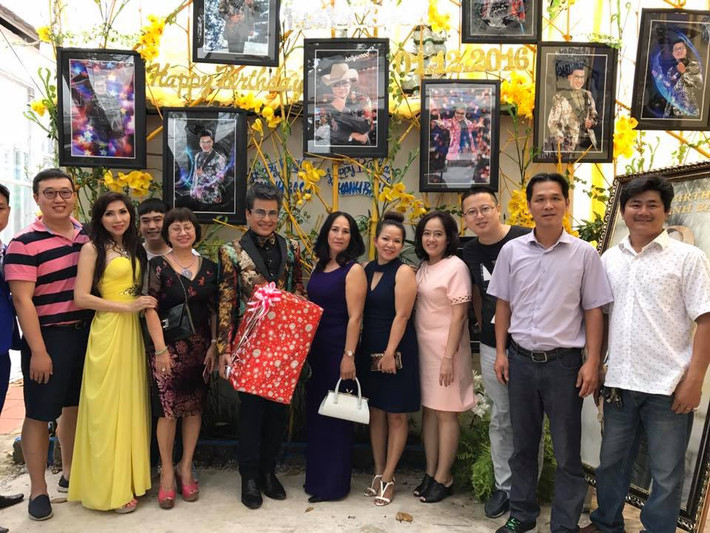 Nam MC chụp hình kỉ niệm cùng bạn bè và người thân.