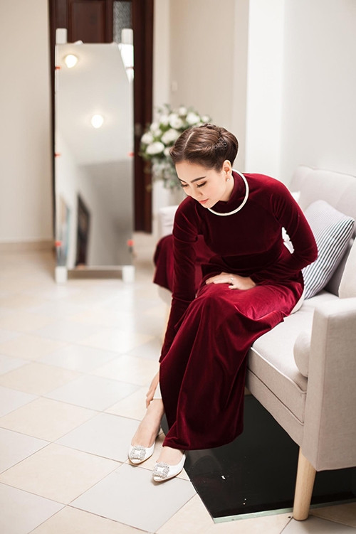 Trong lễ ăn hỏi ngày 25/11,Mai Ngọc chọn bộ áo dài nhung the màu đỏ bordeaux phù hợp với tiết trời se lạnh ở Hà Nội.