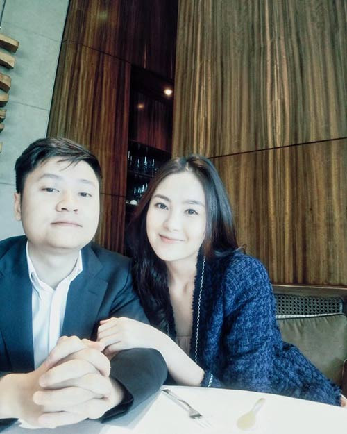 Đám cưới của MC Mai Ngọc sẽ chính thức diễn ra vào ngày hôm nay: 2/12 tại Hà Nội. Giống như mọi cô gái khác, đêm cuối trước khi chính thức về nhà chồng, Mai Ngọc vô cùng hồi hộp và háo hức. Mối tình 10 năm của MC Mai Ngọc và ông xã kết thúc viên mãn khi cả hai về chung một nhà. Chia sẻ trên truyền thông, MC Mai Ngọc cho biết, giữa cô và ông xã có nhiều nét tương đồng: "Nếu người đó không giống với những gì mình mong muốn thì khó có thể yêu thương nhau. Tuy nhiên, chẳng có ai là hoàn hảo cả, bản thân mình và anh ấy cũng vậy. Cả hai đều đang cố gắng thay đổi bản thân để khi bên nhau sẽ cảm thấy hòa hợp, cũng như bổ sung cho nhau những điều còn thiếu".