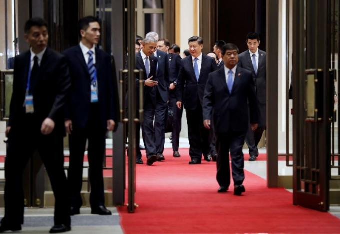 Hôm 3/9, Tổng thống Obama và Chủ tịch Trung Quốc Tập Cận Bình đã gặp gỡ và hội đàm song phương ngay trước thềm Hội nghị Thượng đỉnh G20 chính thức khai mạc. Ảnh: Hai nhà lãnh đạo Mỹ-Trung tản bộ bên ngoài Nhà khách chính phủ Tây Hồ ở Hàng Châu hôm 3/9.