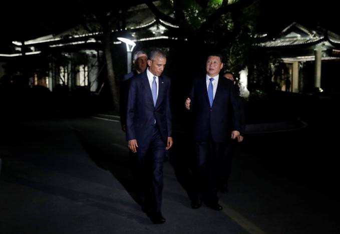 Ông Obama chăm chú lắng nghe ông Tập trò chuyện trong chuyến đi tản bộ ở gần Tây Hồ, một địa điểm du lịch nổi tiếng của Hàng Châu.