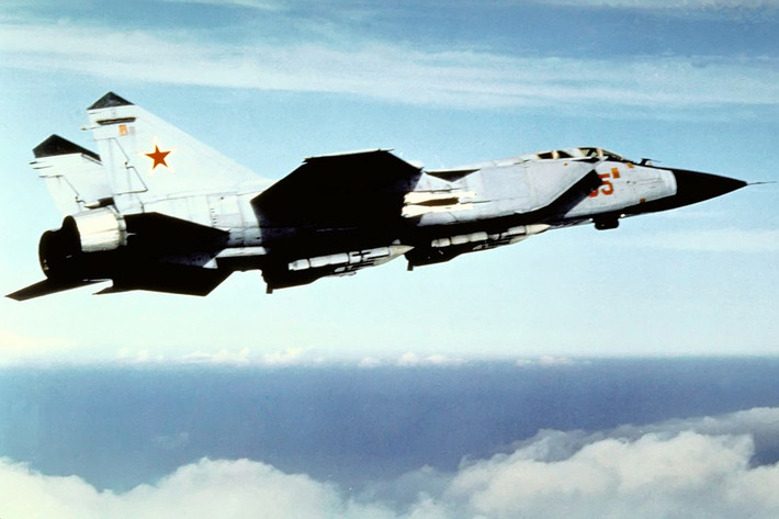 Không quân Nga đã tích cực triển khai máy bay đánh chặn của mình trong cuộc xung đột với Ukraine. Vào cuối năm 2023, Moscow đã có động thái chiến lược khi lần đầu tiên triển khai MiG-31 tại Crimea. Theo các nhà phân tích Ukraine, việc triển khai này nhằm mục đích hỗ trợ duy trì các cuộc tuần tra gần như liên tục trên Biển Đen, gây ra mối đe dọa đáng kể đối với Ukraine bằng tên lửa Dagger.