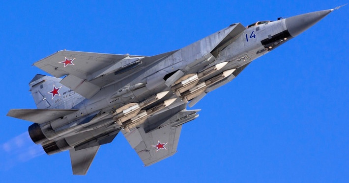 Điều thú vị là MiG-31 có hai cấu hình: MiG-31K, đóng vai trò là tàu sân bay Dagger của Nga, và MiG-31BM, một mẫu máy bay đánh chặn được trang bị tên lửa không đối không R-37M. MiG-31BM có khả năng nhắm mục tiêu vào các mối đe dọa trên không cách xa tới 300 km.