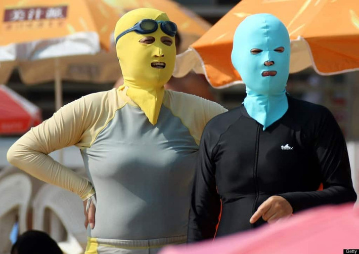 Mốt áo tắm ninja "kín cổng cao tầng" của phụ nữ Trung Quốc. Đi biển mà lo bị cháy nắng thì bạn nên mặc áo tắm ninja đầy màu sắc này.