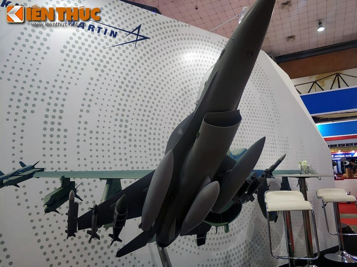 Tại triển lãm DSE vừa diễn ra tại Hà Nội, tập đoàn Lockheed Martin có mang tới mô hình tỷ lệ 1:20 của loại chiến đấu cơ F-16 phiên bản hiện đại nhất loại F-16V Block 70/72.