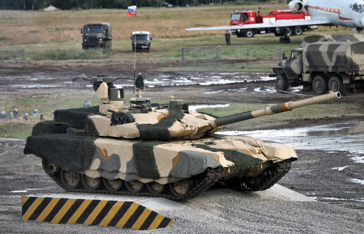 Hộp số của T-90M cũng được cải tiến lại, cho phép tùy biến giữa số tự động hoặc số sàn tuỳ theo yêu cầu tác chiến giúp T-90M có khả năng cơ động tốt hơn, kèm theo đó là động cơ V-92S2F có công suất tối đa 1130 mã lực - khoẻ hơn so với động cơ 840 mã lực và 950 mã lực của các phiên bản trước đây. Nguồn ảnh: Rumil.