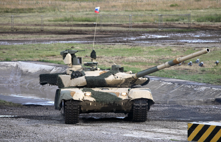 Ngoài ra, thiết kế mới của T-90M còn bao gồm hệ thống giáp phức hợp hiện đại giúp nó chống trọi được với nhiều loại hoả lực chống tăng ở những "chỗ hiểm" ví dụ như giáp nóc tháp pháo hoặc giáp gầm xe. Nguồn ảnh: Rumil.