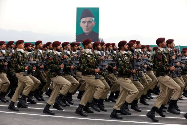 Đặc công Pakistan lại có kiểu quân phục "một mất một còn" khi nửa trên có rằn ri còn nửa dưới lại trơn một màu. Nguồn ảnh: MSN.