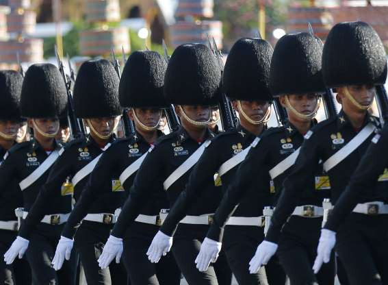 Binh lính của Quân đội Hoàng gia Thái Lan lại có bộ lễ phục mang đậm tính truyền thống với kiểu dáng ôm sát, bó chặt. Nguồn ảnh: MSN.