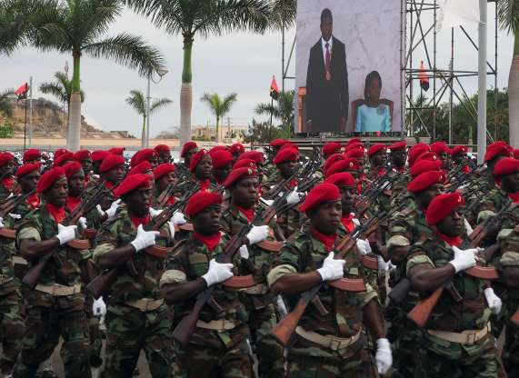 Binh lính Angola có chiếc mũ bê-rê màu đỏ cùng khăn quàng đỏ cực kỳ nổi bật. Nguồn ảnh: MSN.