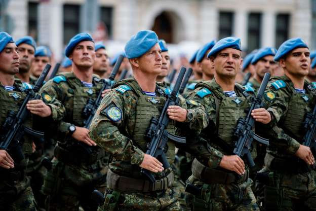 Quân phục của quân đội Bulgaria với chiếc mũ bê-rê màu xanh và quân hàm màu xanh cực kỳ độc đáo, nổi bật. Nguồn ảnh: MSN.