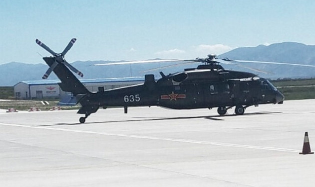 S-70 lại là phiên bản dân sự của trực thăng Black Hawk hiện đang được sử dụng với số lượng lớn của quân đội Trung Quốc. Loại trực thăng này được cho là có khả năng bay lên được tận Nepal - điều mà xưa nay ít có trực thăng nào của Trung Quốc làm được. Nguồn ảnh: QQ.