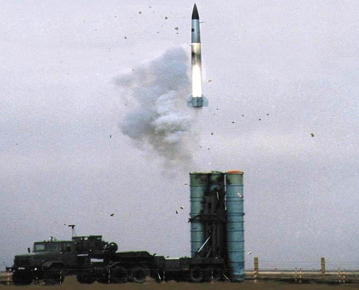 Hiện tại, tổ hợp S-400 của Nga vẫn được coi là dàn tên lửa phòng không hiện đại nhất thế giới, vượt xa nhiều loại công nghệ tên lửa phòng không hiện giờ đang được Mỹ sử dụng phổ biến. Nguồn ảnh: Rumil.