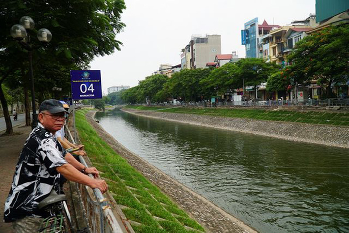 Chỉ sau vài giờ xả nước, dòng sông đã có sự chuyển biến rõ rệt về màu sắc và mùi hôi thối giảm đáng kể. Sự kiện này cũng thu hút nhiều cần thủ đến câu cá, mang lại không khí vui tươi cho khu vực ven sông.