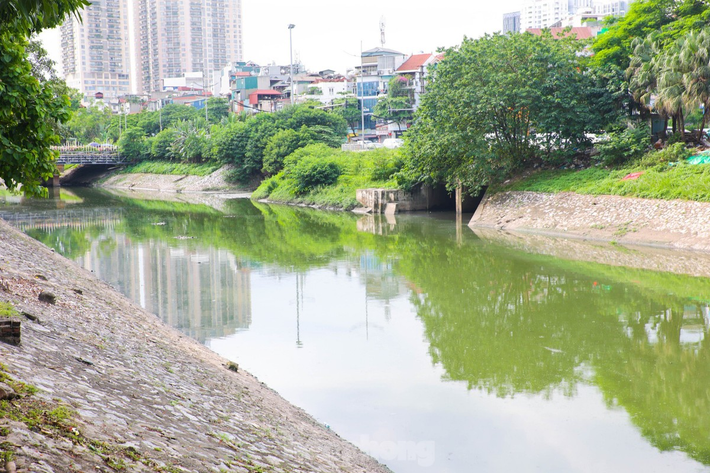 Theo đại diện Công ty Thoát nước Hà Nội, nguyên nhân là do mở cửa hạ mực nước hồ Tây, dẫn đến một phần nước hồ chảy vào sông Tô Lịch, làm thay đổi màu nước. Sự thay đổi này cũng phần nào giảm bớt mùi hôi khó chịu từ sông. (Ảnh: Tiền phong)