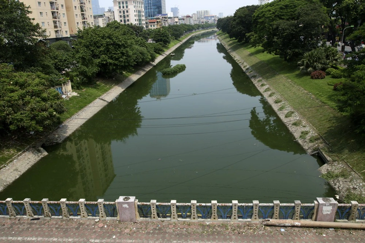 5. Tháng 7/2018, sau đợt mưa dài ngày, nước sông Tô Lịch chuyển sang màu xanh đậm như nước hồ Gươm, khác hẳn với màu đen thường thấy, nhờ tác động của nước mưa làm loãng và đẩy lui nước đen ô nhiễm.