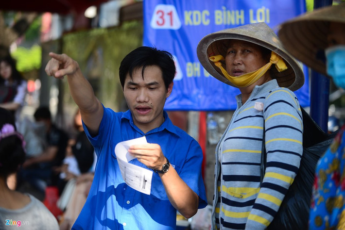 Nhiều hành khách tỏ ra lúng túng khi đến trạm xe buýt mới. Trước tình hình đó, thanh niên tình nguyện cùng ban quản lý trạm phối hợp hướng dẫn.