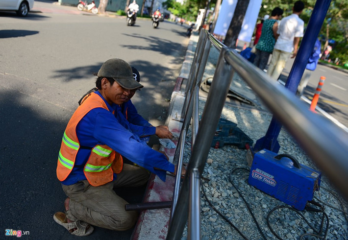 Anh Nguyễn Hoàng Minh, một công nhân lắp đặt rào chắn nhà chờ, cho biết đội của anh đang cố gắng lắp đặt những rào chắn để mọi người có thể biết đón đúng trạm và an toàn.