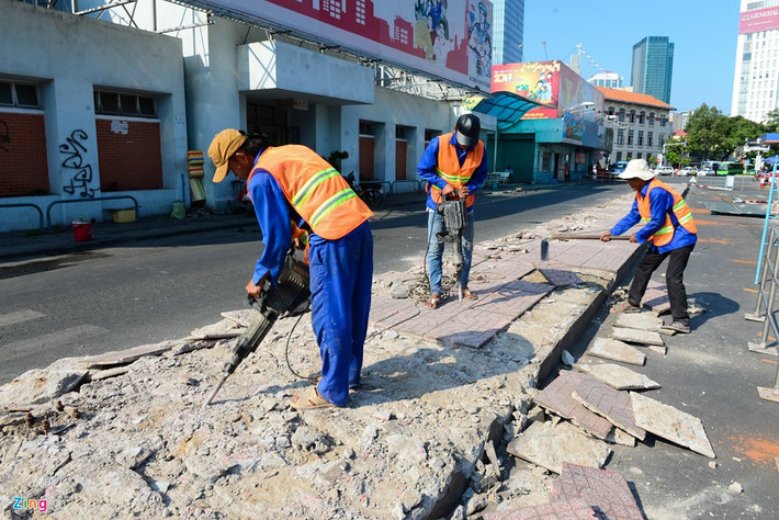 Chỉ trong 2 ngày, các công trình trên trạm xe buýt cũ đã được tháo dỡ gần hết. Theo nhận định của một số công nhân nơi đây chỉ cần thêm một ngày nữa là có thể tháo dỡ hoàn toàn.