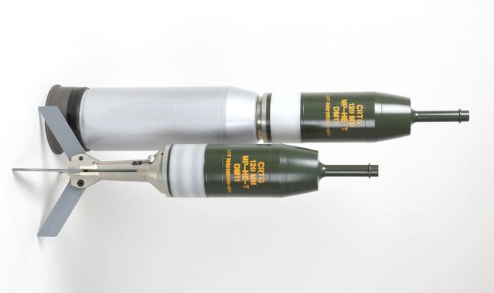 Đạn lập trình đa năng DM11 120mm x 570 HE, được thiết kế bởi công ty Rheinmetall của Đức. Một trong những tính năng độc đáo của DM11 là khả năng được lập trình để kích nổ tại một điểm cụ thể trên quỹ đạo của nó.