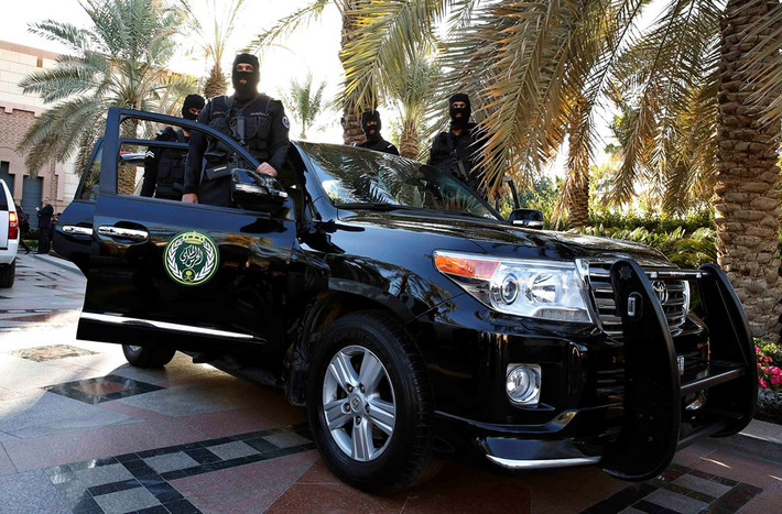 Các vệ sĩ bên ngoài cung điện Erga có nhiệm vụ bảo vệ cho các thành viên gia đình hoàng gia Saudi Arabia. Trong mỗi kỳ nghỉ hoặc các chuyến công tác, thành viên hoàng tộc có thể đem theo hàng trăm vệ sĩ cùng lúc. Ảnh: AP