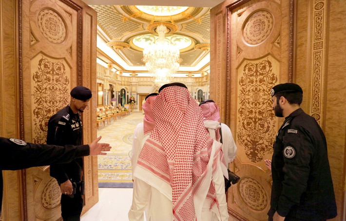 Các thành viên của gia đình hoàng gia Saudi Arabia tham dự buổi tiếp tân tại cung điện ở Riyadh năm 2015. Hoàng tộc Saudi Arabia có hàng nghìn hoàng tử và công chúa, nhiều người trong số họ quen với lối sống xa hoa. Ảnh: Alamy