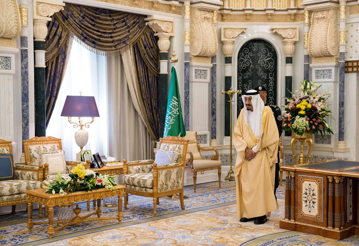 Vua Salman đứng tại cung điện của ông ở Riyadh trong năm 2015. Gia đình quốc vương thường chi hàng chục triệu USD cho các kỳ nghỉ xa xỉ ở nước ngoài. Quốc vương Salman sở hữu du thuyền rộng lớn có phòng tiệc riêng và chỗ ngủ thoải mái cho 30 người cùng 20 thành viên thủy thủ đoàn. Ảnh: Alamy