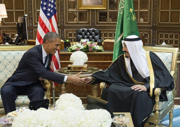 Cựu Tổng thống Mỹ Barrack Obama gặp Quốc vương Salman, khi đó mới lên ngôi, ở Riyadh, ngày 27/1/2015. Cung điện của Quốc vương Salman được cho là tràn ngập các đồ vật mạ vàng, từ hộp giấy, hồ bơi cho đến ghế ngồi.